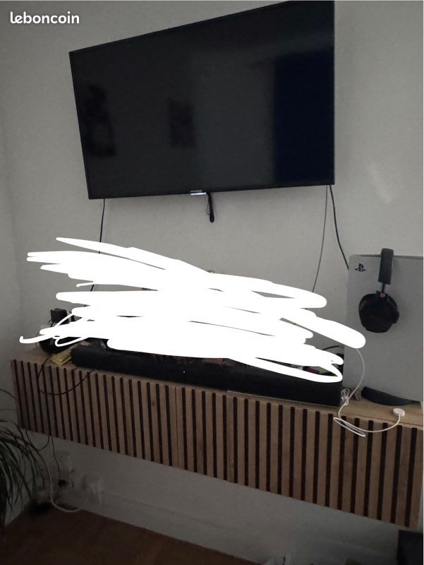 Meuble TV 140 cm en chêne artisan avec façade fraisée et inserts noirs (image 2)