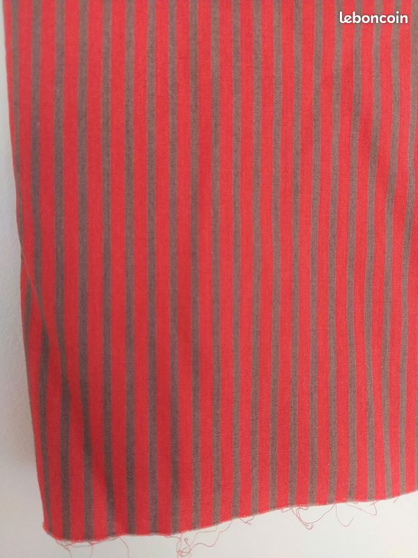 Coupon de tissu coton à rayures rouge et marron (image 2)