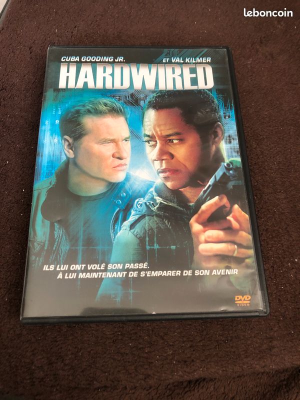 HARDWIRED ( ils lui ont volé son passé, à lui maintenant de s’emparer de son avenir ) (image 1)