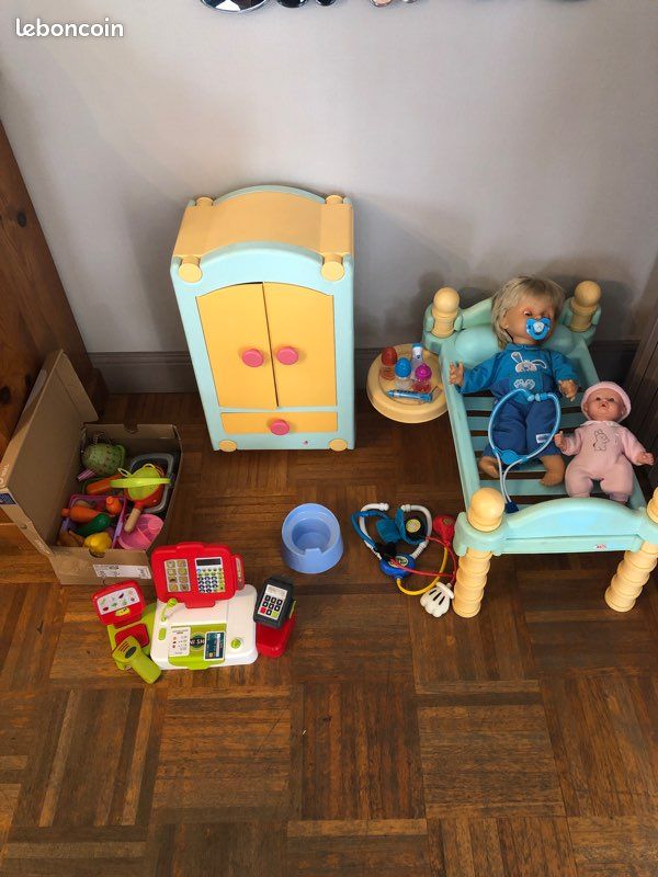 Ensemble jouets lit, armoire, dînette (image 1)