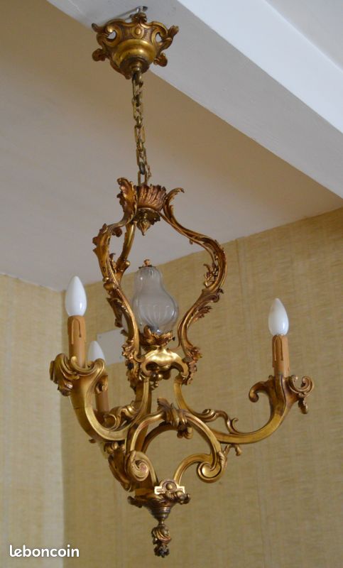 Grand lustre de style Louis XVI avec 4 bras de lumières