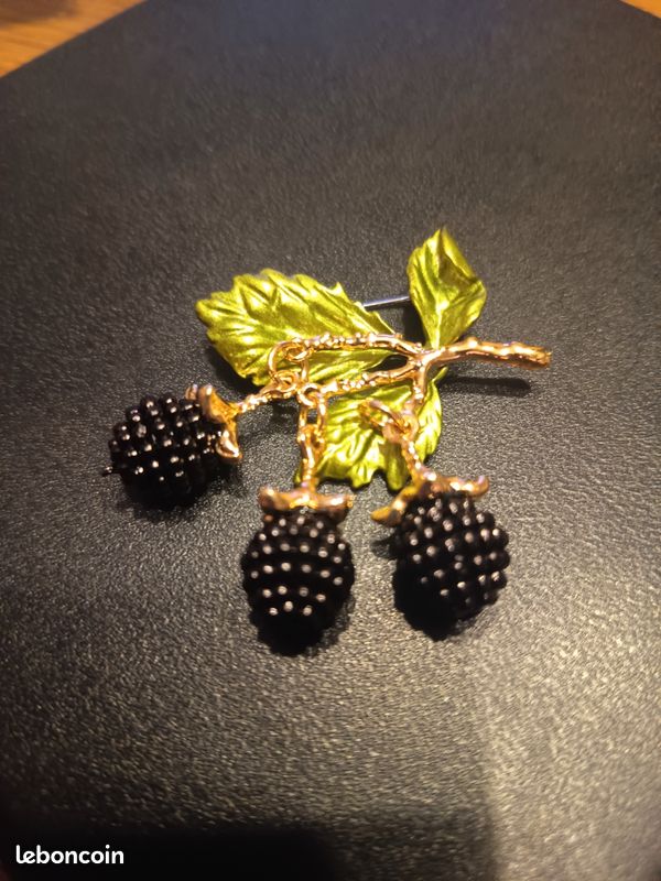 Jolie broche mûres émaillée en acier inoxydable doré et petites perles k (image 1)