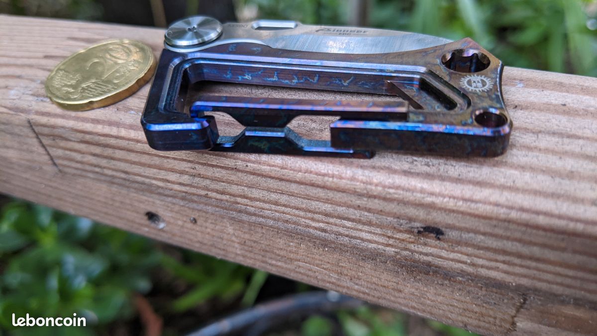 Mousqueton en titane équipé d'une lame en acier M390 (image 2)