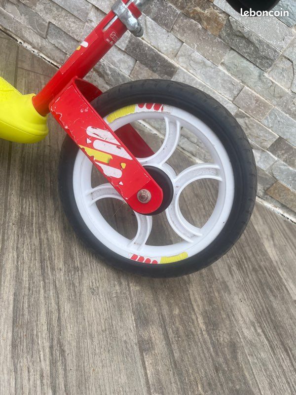 Vélo sans pédales bébé jaune et rouge – bon état (image 7)