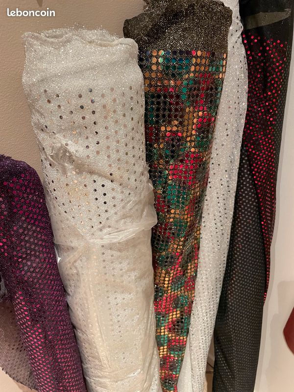 Nombreux tissus paillettes en rouleaux pour costumes gala spectacles (image 1)