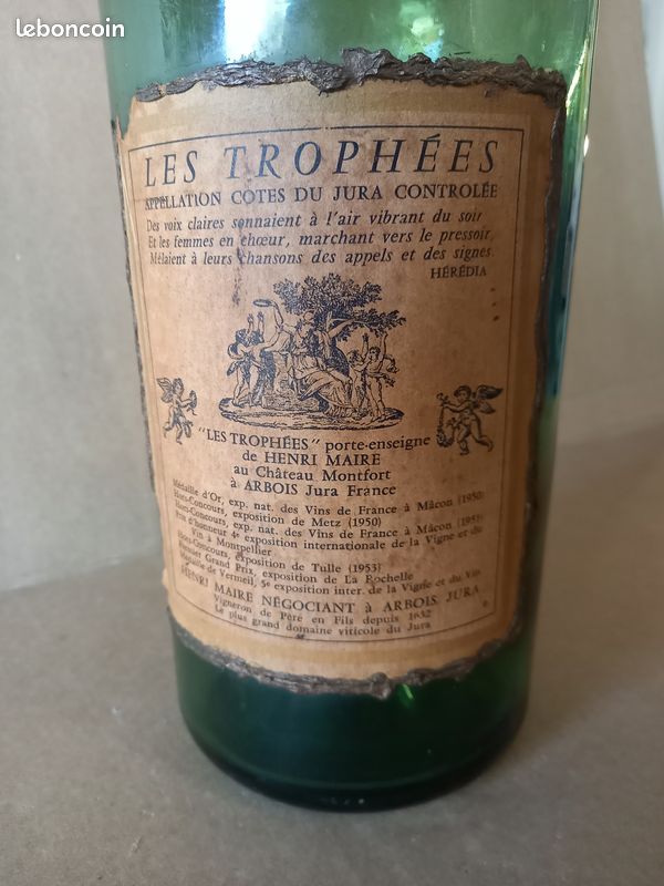 Ancienne Bouteille En Verre Rouillée Et Obsolète Générée Par L'ia