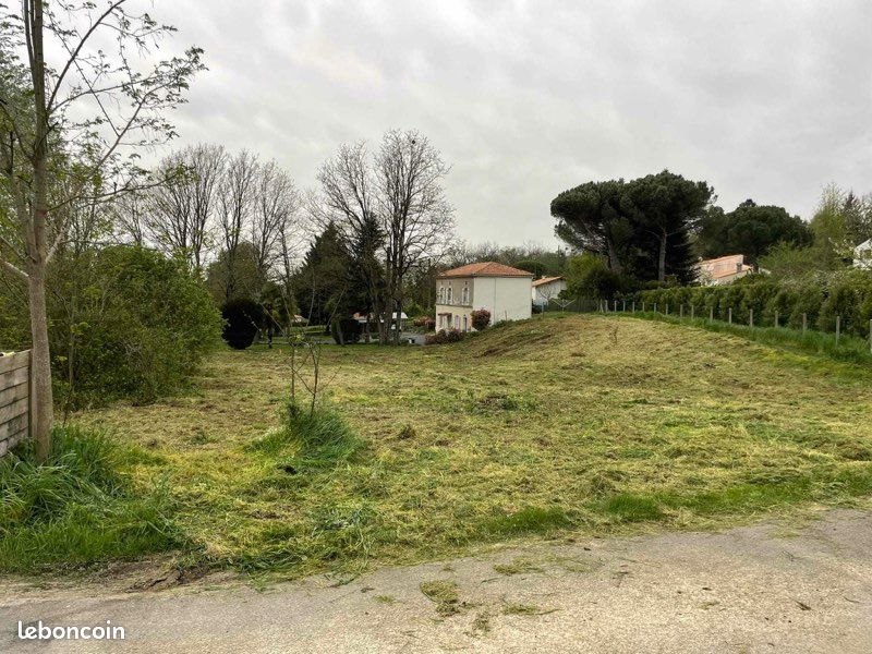 Terrain constructible · à Jonzac · 62 000 €