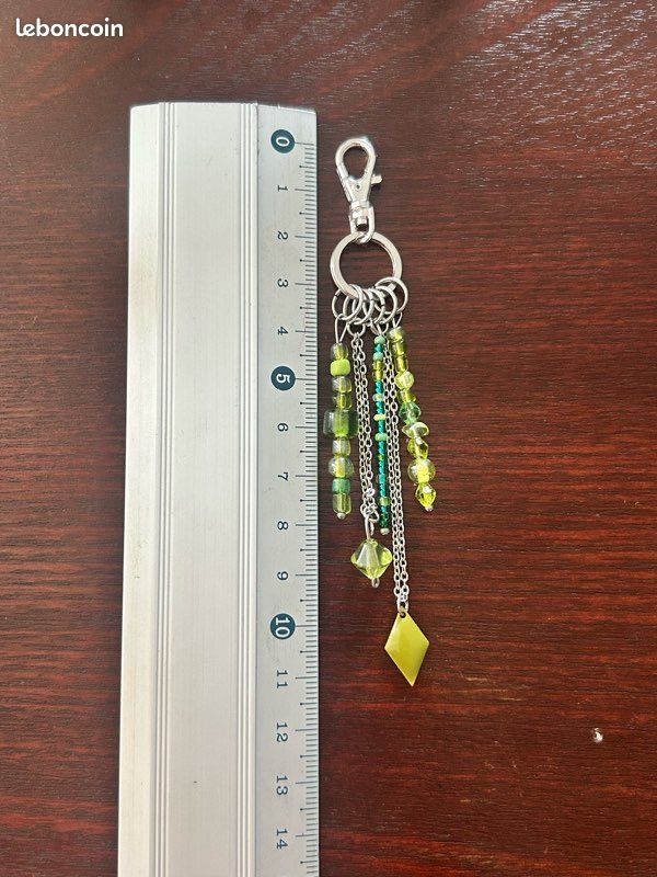 Porte clé fait main argenté et perles vertes (image 3)