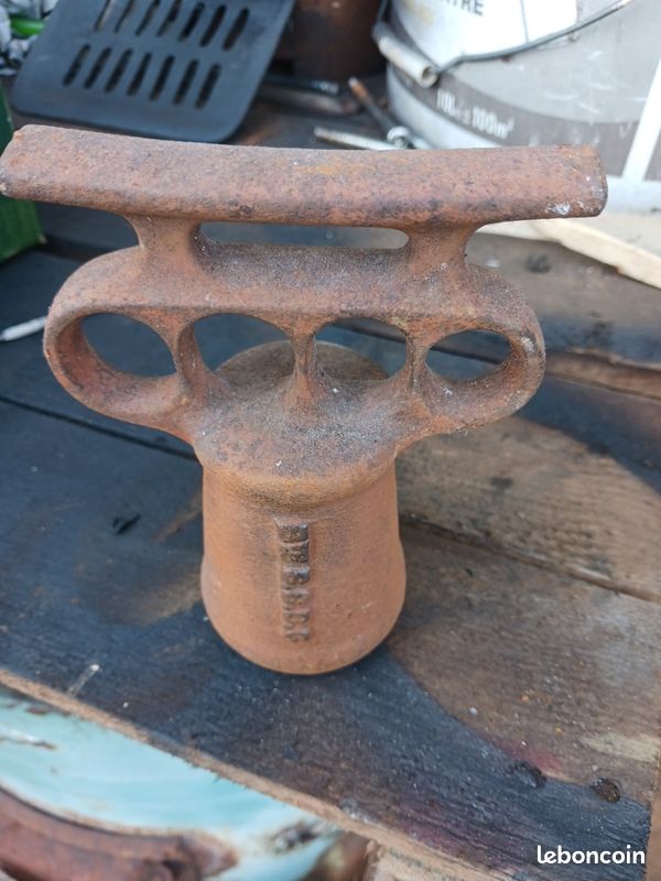 Ancien lance fusée (image 1)