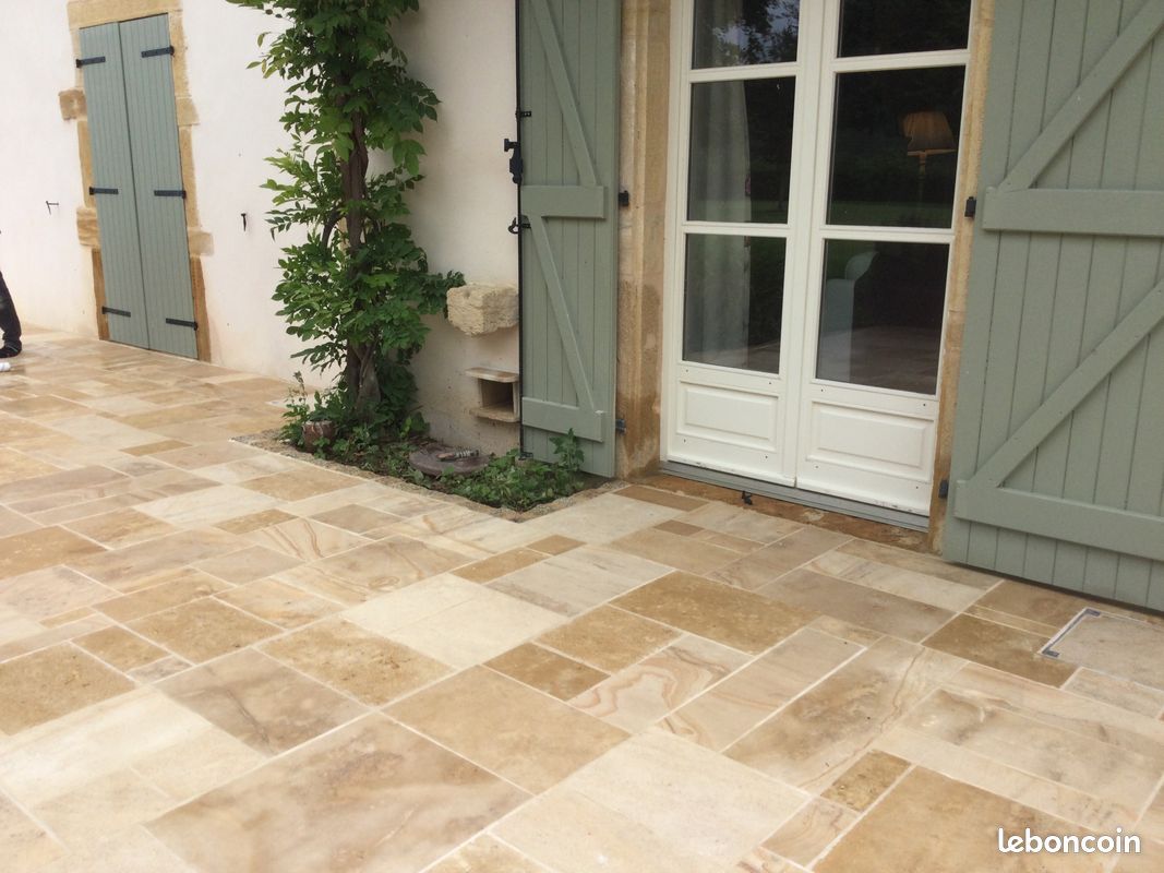 DEVAUX MACONNERIE GENERALE: terrasse en pierre de bourgogne et