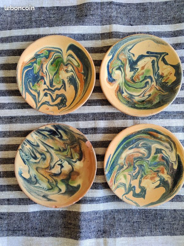 Lot de 4 petites assiettes en terre cuite et décor jaspé (image 1)