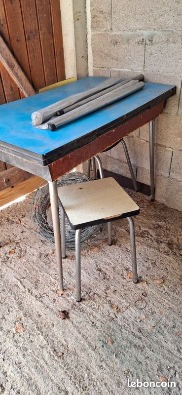 Table formica bleu ROC avec 1 chaise et 1 tabouret (image 1)