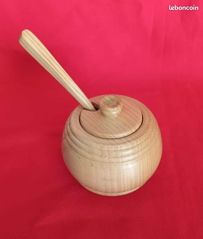 Petit pot en bois avec cuillère (image 1)