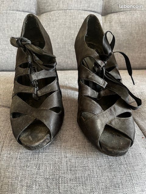 Chaussures à talons noirs satinés (image 1)