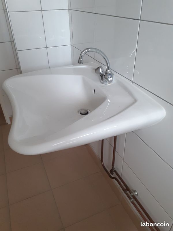 Lavabo ergonomique en faience blanche (image 2)