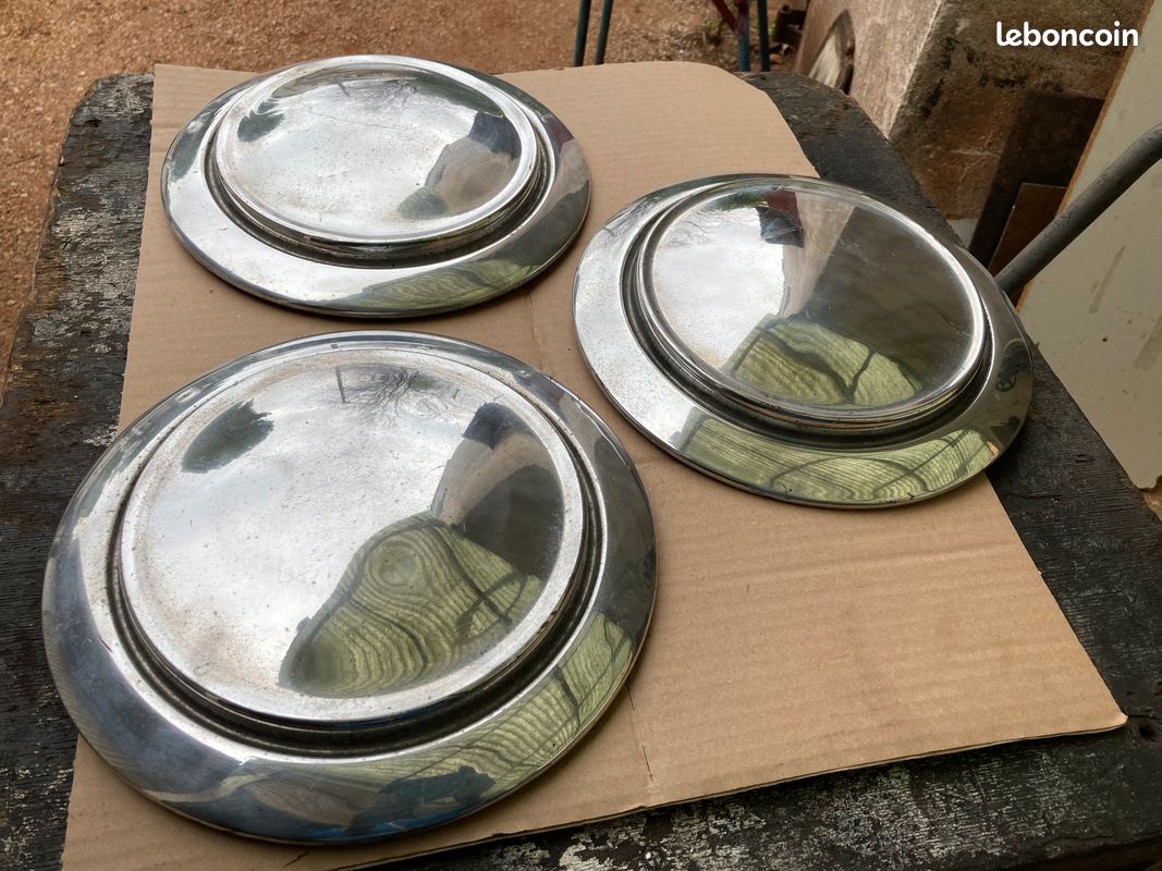 Lot de 3 enjoliveurs de Simca 9 Aronde (51-53) (image 1)