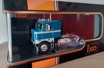 KENWORTH Bullnose 4x2 1950 Rouge et Beige MACKIE The MOVER | Collect World