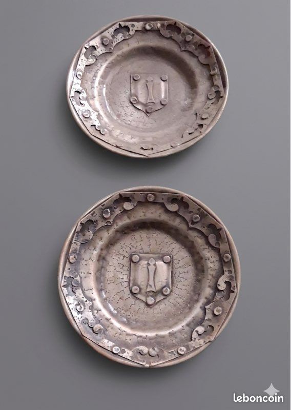 Paire d'assiettes anciennes en étain armoriées – Décor Blason & Festons (image 1)