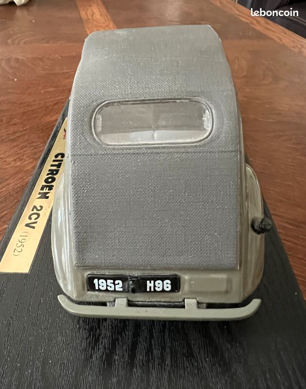 Miniature Maisto 1/18 – Citroën 2CV 1952 – Gris – Modèle Exposé