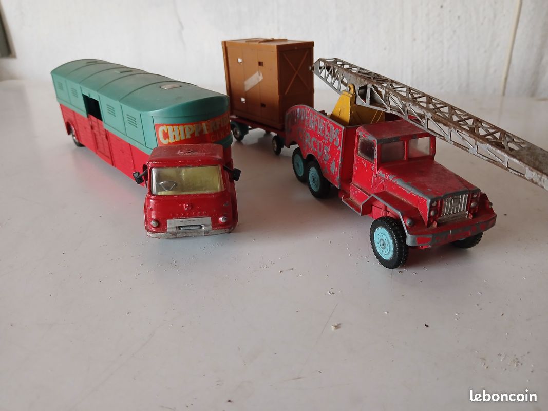 Corgi classics - 2 véhicules cirque Chipperfields - Bedford Horsebox