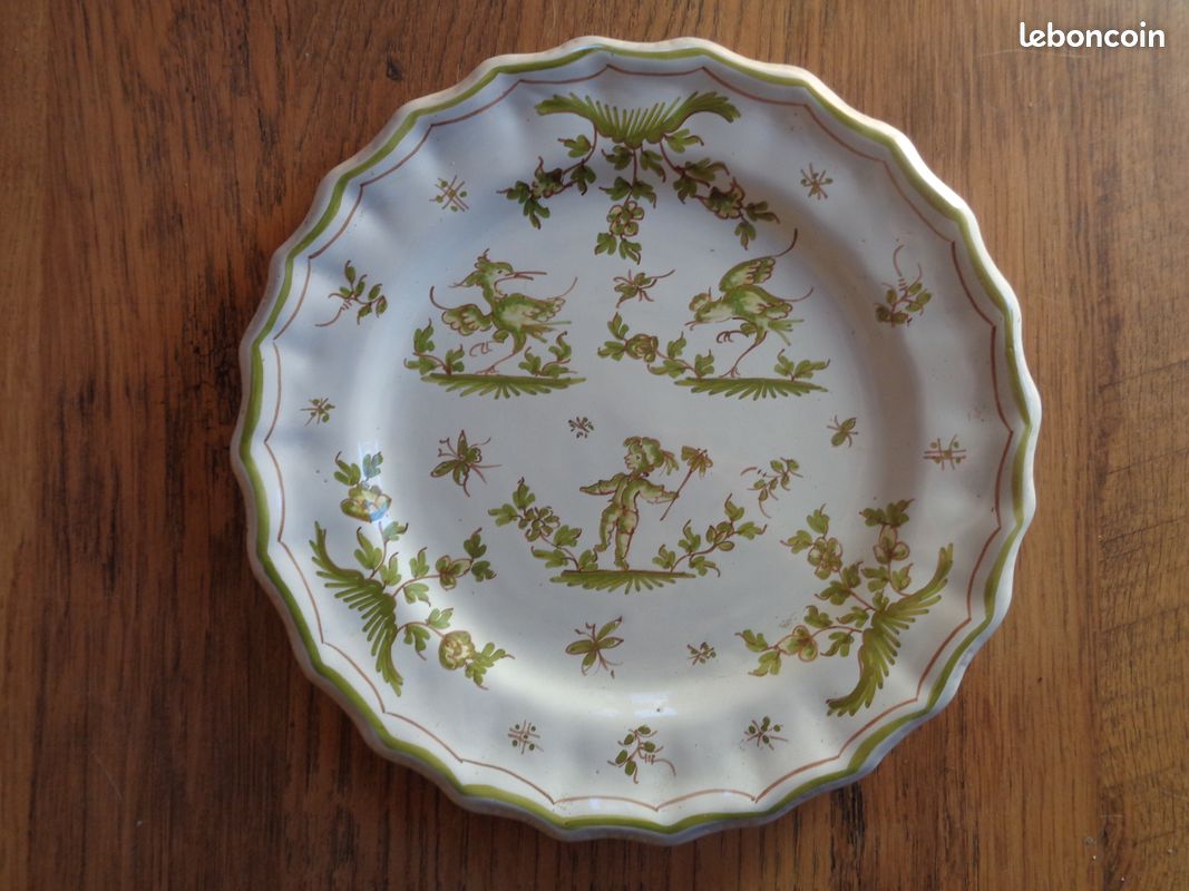 MOUSTIERS assiette en faïence émaillée camaïeu vert ANCIEN 19 /début 20ème siècle (image 1)