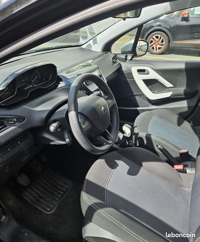 Peugeot 208 1.2L 68 CV (image 3)
