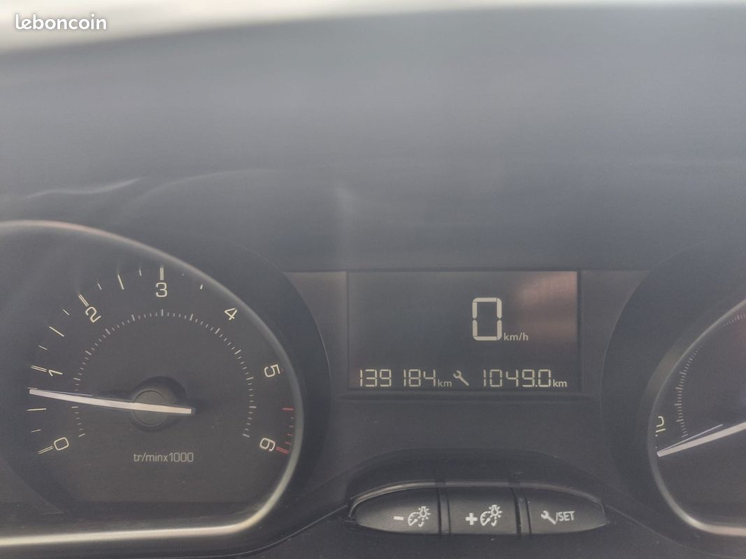 PEUGEOT 208 1.6 BlueHDi 75ch Active (image 9)
