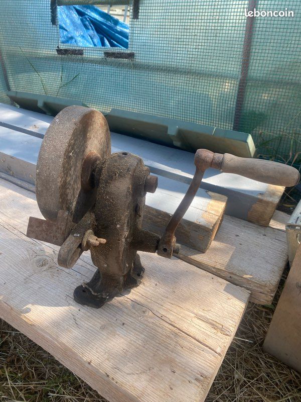 Ancienne meule à main (image 1)