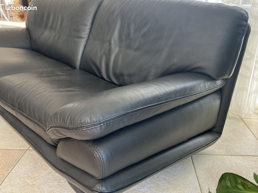 Canapé en cuir noir 3 places avec pieds en métal marque Roche Bobois - Ameublement