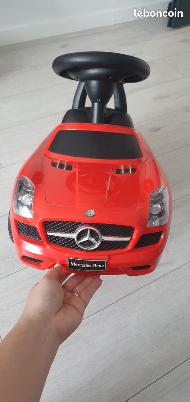 Voiture Mercedez Benz à pousser par pieds (image 1)
