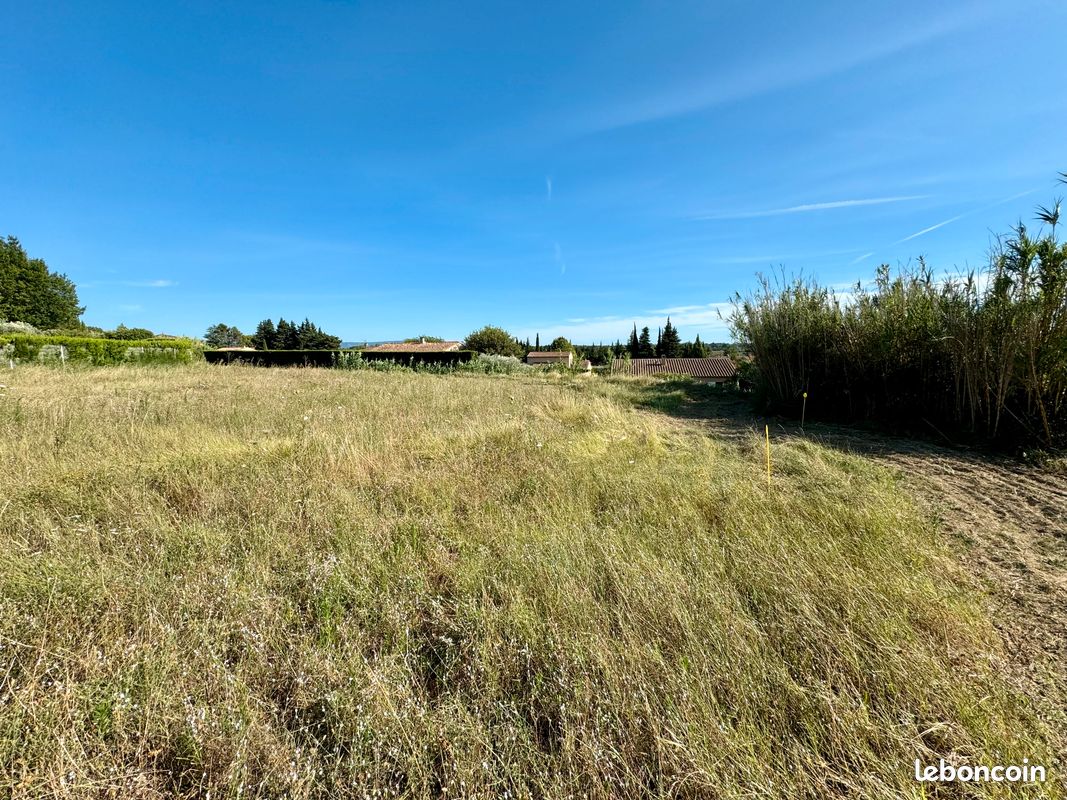 Terrain 1207 m² AUBIGNAN · 280 000 €