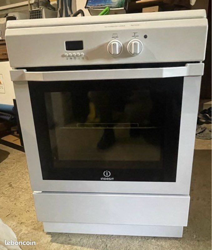Cuisinière four + 3 foyers à induction INDESIT (image 1)