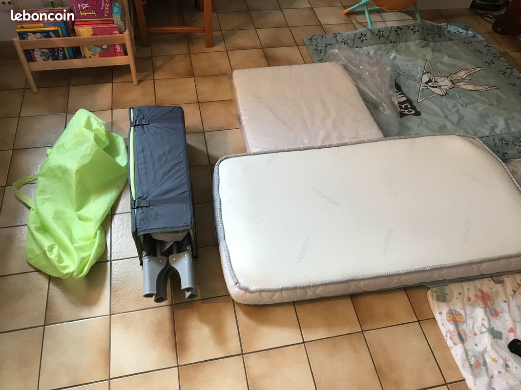 Lit parapluie + 2 matelas (image 1)