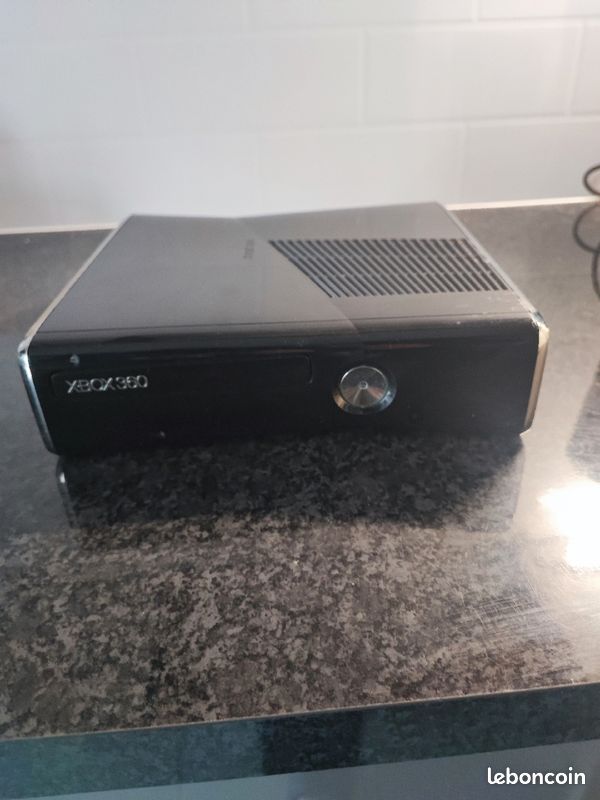 Xbox 360 S (image 2)