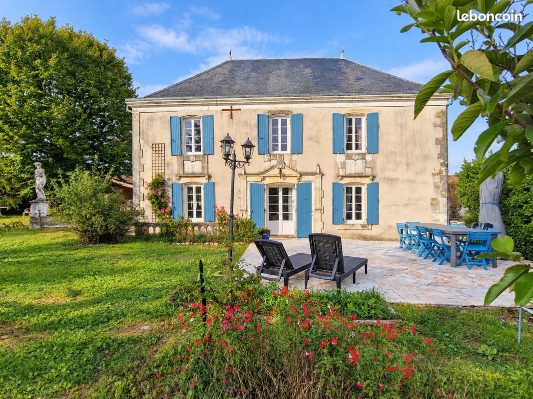 Maison 8 pièces 245 m² · à Surgères · 245 m² · 435 000 €