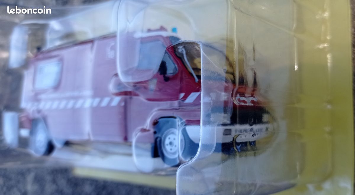 RENAULT MASTER T35 Picot - Camion Pompiers VSAB Véhicule de Secours aux Asphyxiés et Blessés du MORBIHAN – SDIS 56 - échelle 1/43 - Neuf en Boite d'origine non ouverte - Collection POMPIERS n° 17 (image 4)