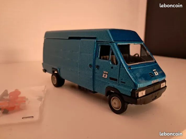 Eligor 1:43 Renault Master Circus Pinder - Fourgon Miniature Rare - Occasion Boîte Plexi