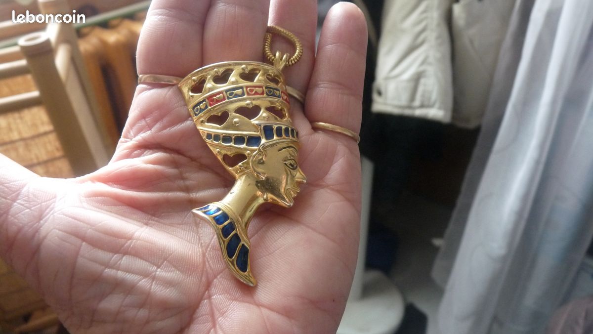 Collier avec Pendentif Reine Egyptienne Nefertiti Montres Bijoux