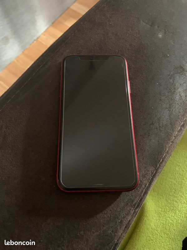 IPhone 11 rouge (image 2)