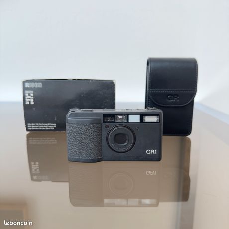 Pendentif breloque Vierge Marie en or jaune 18 carats et émail de nacre