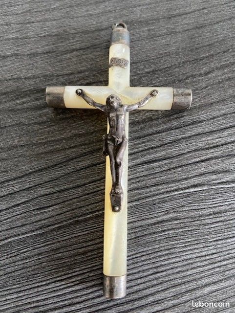 Croix en nacre avec jesus christ en argent (image 1)
