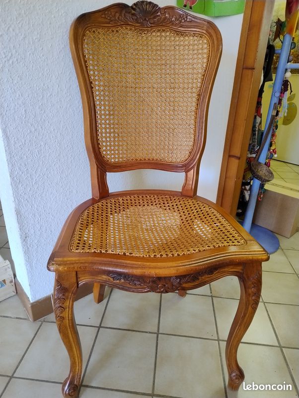 Lot 2 chaises cannées en bois (image 1)