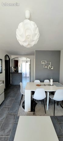 T3 classé au Lavandou. Libre au 27 septembre. 59 m2, 2 chambres, clim chbre parentale + salon, parking fermé 2 pl, local vélos, 300m centre/500m plage