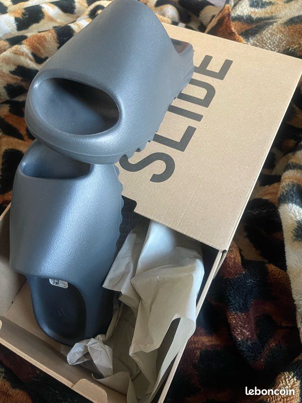 Yeezy slide (image 1)