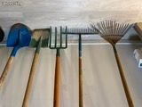 Lot outils de jardin: pelle, bèche, fourche, râteau et balai à feuilles (image 4)