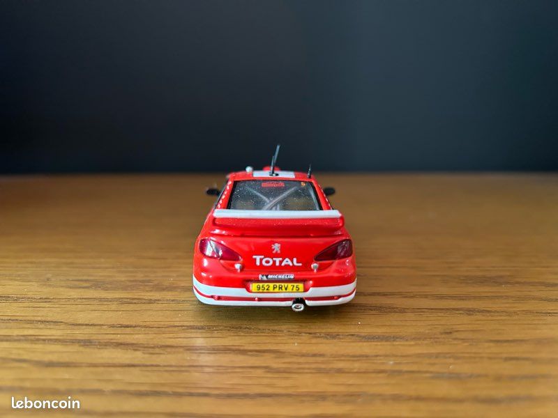 Miniatures montées - IXO - Peugeot 307 WRC - Blanc - Échelle 1/43 - 2 jeux de roues et aileron arrière Miniatures montées - IXO - Peugeot 307 WRC - Blanc - Échelle 1/43 - 2 jeux de roues et aileron arrière