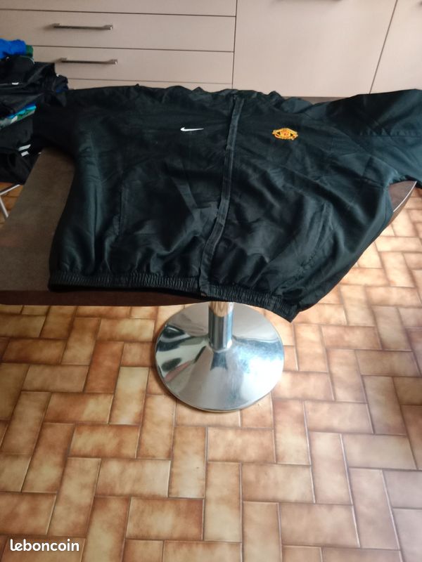 VINTAGE* MAGNIFIQUE Maillot/Veste de FOOTBALL du club anglais des Reds Devils Années 2000 (Maillot porté) AFFAIRE À NE PAS RATER TRÈS RARE (image 1)