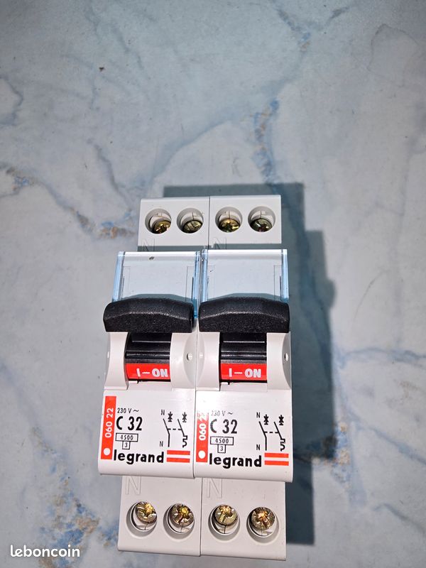 Lot 2 disjoncteurs LEGRAND C32 NEUF (image 1)