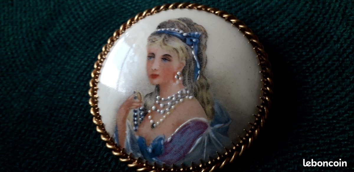 Broche Vintage En Porcelaine De Limoges - Diamètre 5 Cm, Couleur Blanc - Occasion En Bon état