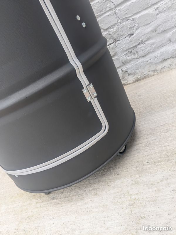 BarrelKings - BinBin Poubelle Baril de Pétrole 60L - Couvercle avec Trou - Noir - Tonneau Metal pour Exterieur - Déco